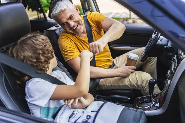 Pequeño niño sonriendo con su papá en el coche —  Fotos de Stock