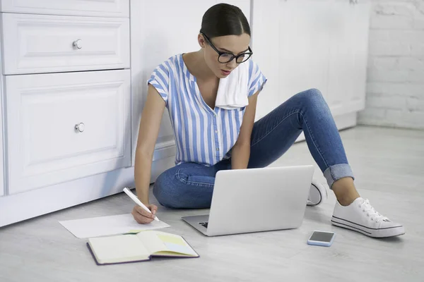 Allvarlig kvinna som arbetar på laptopen hemma stockfoto — Stockfoto