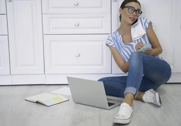 Freelancer tratando con el trabajo en el teléfono stock foto — Foto de Stock