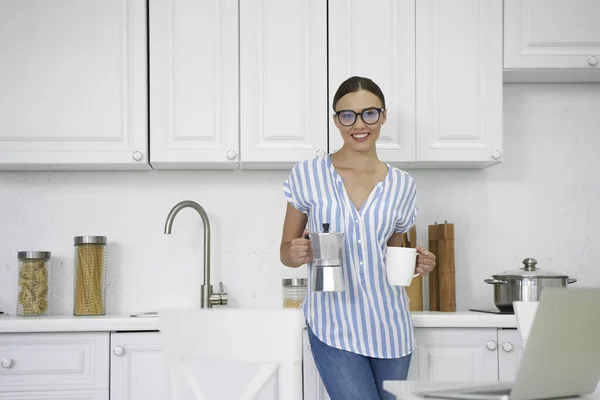 Щаслива жінка з кавою на кухні фото — стокове фото