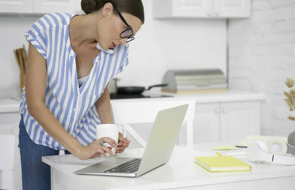 Lidiar con preguntas de negocios en casa stock foto — Foto de Stock