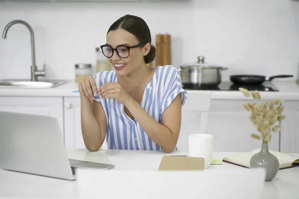 Egenföretagare kvinna som arbetar hemma och ser glad stock foto — Stockfoto