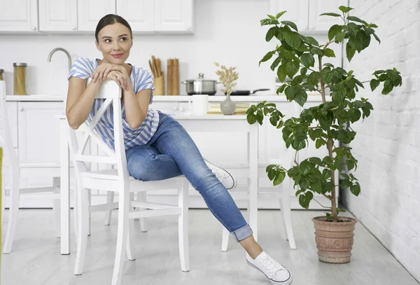 Hübsche Dame posiert in der Küche Stock Foto — Stockfoto