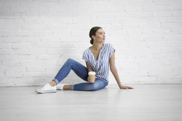 Mujer tranquila con taza de papel de café foto de stock —  Fotos de Stock