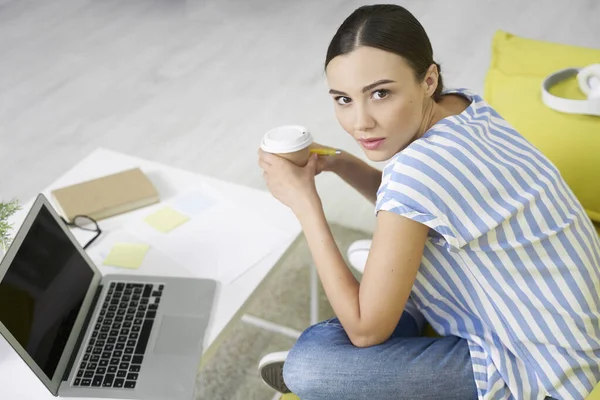 Allvarlig kvinna med papper kopp kaffe stock foto — Stockfoto