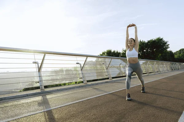 Açık havada antrenman yapan mutlu atletik bayan.