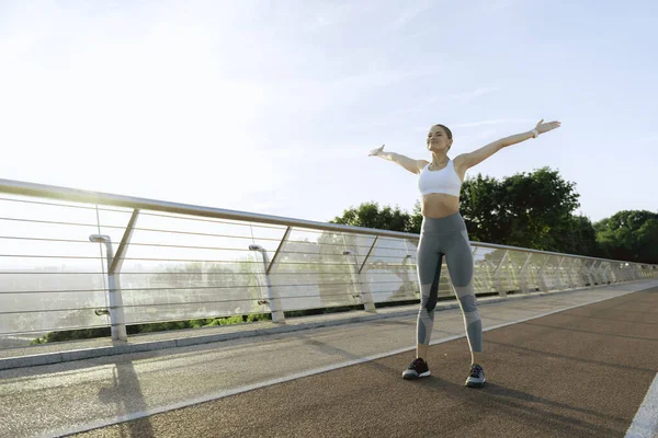 Feliz dama atlética disfrutando de entrenar al aire libre —  Fotos de Stock