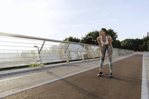 Sportif, mutlu bayan sabah antrenmanda.