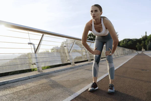 Joven dama concentrada en la mañana correr al aire libre —  Fotos de Stock