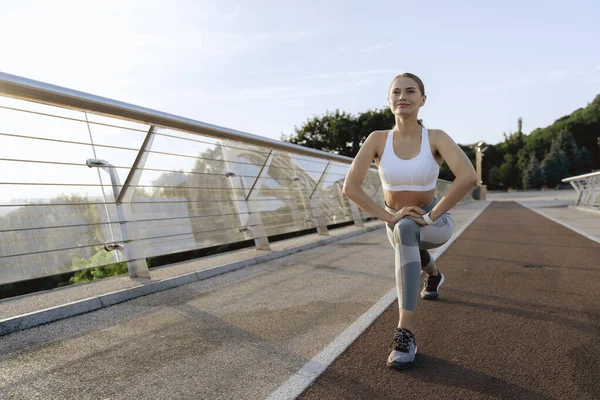 Felice signora atletica su allenamento all'aperto — Foto Stock