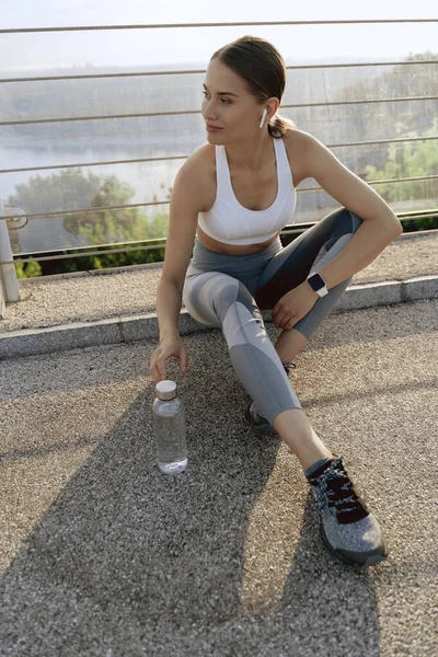 Dame athlétique avec bouteille d'eau extérieure — Photo