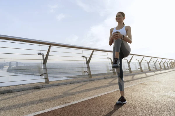 Joyful atletische dame doen knie up training — Stockfoto