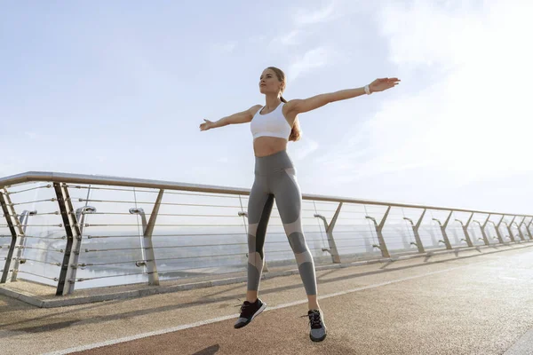 Sportif bayan köprüde zıplıyor