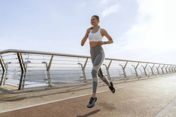 Mutlu bayan dışarıda antrenman yapıyor.