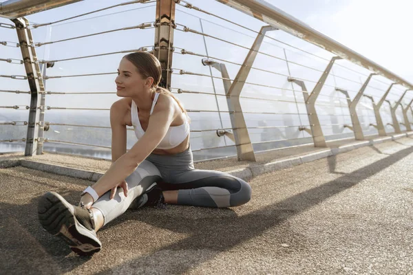 Mutlu bayan köprüde esneme antrenmanı yapıyor.