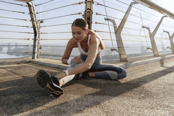 Señora feliz haciendo gimnasia estirándose en el puente —  Fotos de Stock