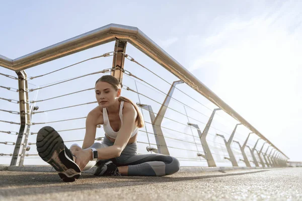 Sportivo signora fare palestra stretching su ponte — Foto Stock