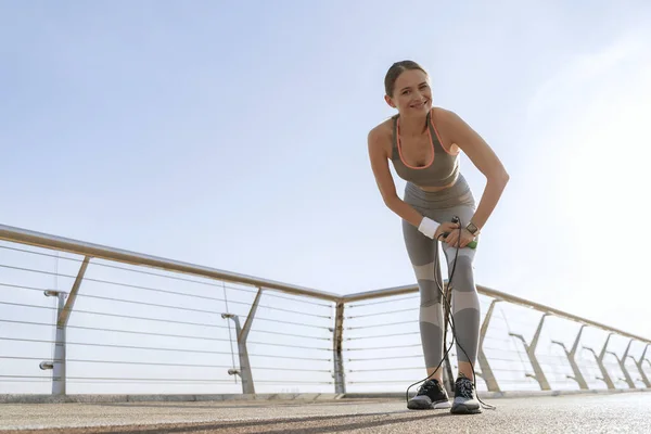 Köprüde ip atlayan mutlu sporcu kadın — Stok fotoğraf