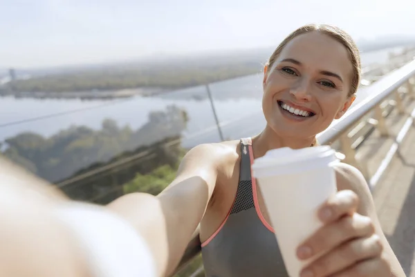 Feliz dama deportiva haciendo selfie en el puente —  Fotos de Stock