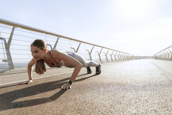 Giovane donna atletica felice facendo posizione tavola — Foto Stock