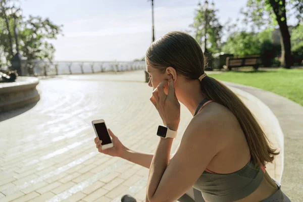 Joven dama atlética escuchar música por teléfono —  Fotos de Stock