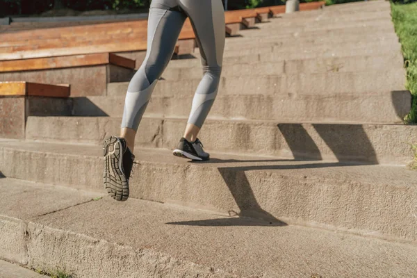 Közel a sportos hölgy fut fel a lépcsőn — Stock Fotó