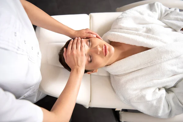 Hermosa joven recibiendo masaje relajante terapéutico en el salón de spa —  Fotos de Stock