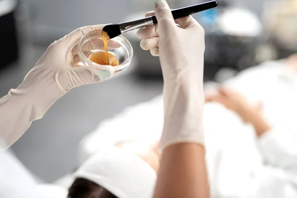 Cosmetologist preparando máscara para o procedimento de spa de cuidados com a pele — Fotografia de Stock