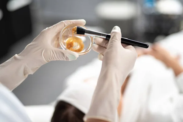 Cosmetologist preparando máscara cosmética para procedimento de spa — Fotografia de Stock