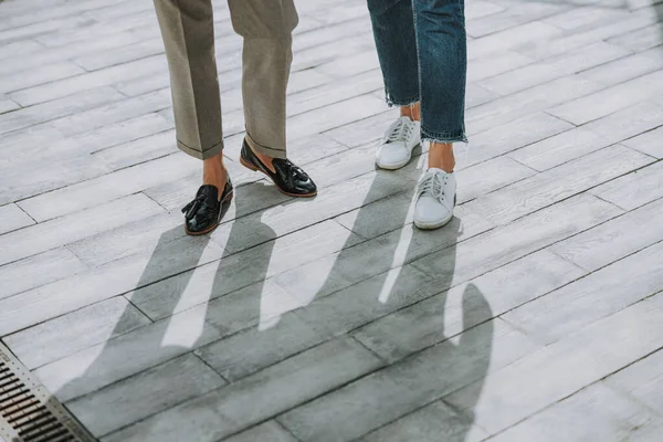 Zwei Paar Damenbeine in trendigen Schuhen — Stockfoto