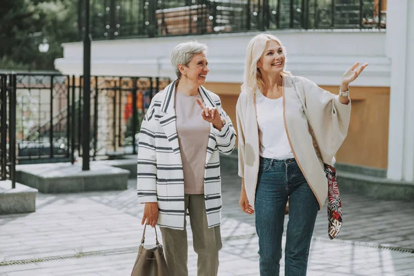 Dos mujeres alegres y atractivas de moda al aire libre — Foto de Stock