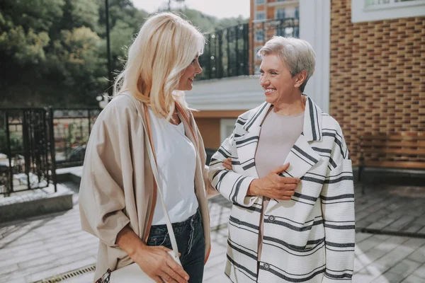 Dos hermosas mujeres sonriéndose. — Foto de Stock