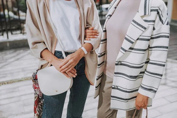 Dos mujeres en prendas de moda de pie al aire libre — Foto de Stock