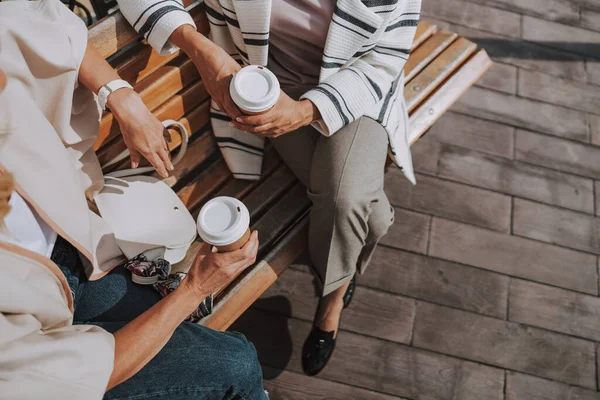 커피 종이컵을 들고 있는 두 여자 손 — 스톡 사진