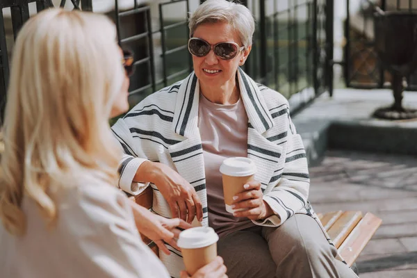 Mujer agradable mirando a su amiga — Foto de Stock