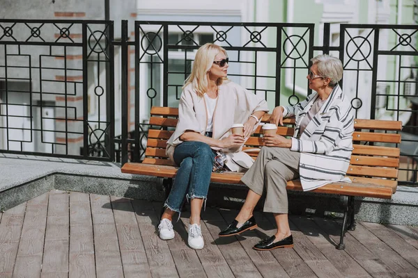 Dos mujeres elegantes hablando en la terraza — Foto de Stock