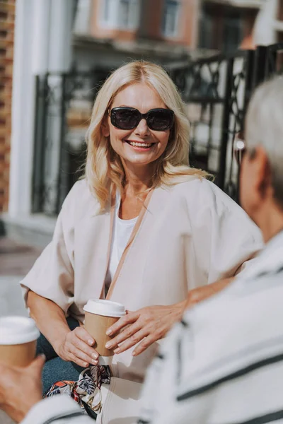 Mujer alegre mirando a su amiga — Foto de Stock