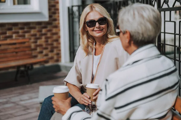 Mujer hablando con su hermosa amiga — Foto de Stock