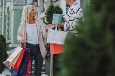 Güzel bayan dışarıda arkadaşıyla konuşuyor.