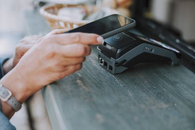 Akıllı telefon kullanarak faturayı ödemek.