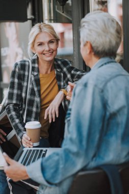 İş kadını bir kafede iş arkadaşıyla oturuyor.