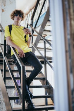 Merdiven altı fotoğrafında kahveli modacı.