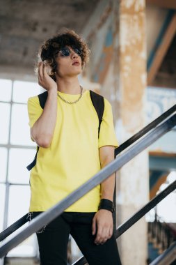 Terk edilmiş bina fotoğraflarında kulaklık takan genç bir adam.