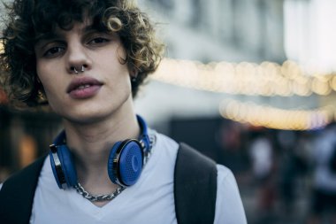 Kulaklık takmış şık bir genç adam.