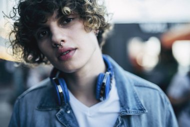 Açık havada piercing yaptıran genç bir adam.