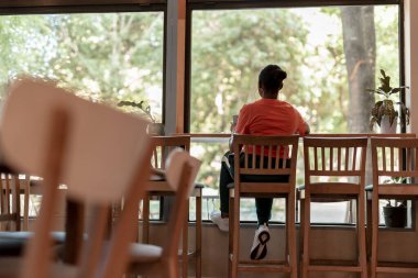 Sabahı Kafe Stok fotoğrafında geçiren bir kadın.