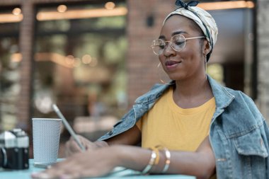 Cafe Terrace Stok fotoğrafına notlar alan neşeli kadın.
