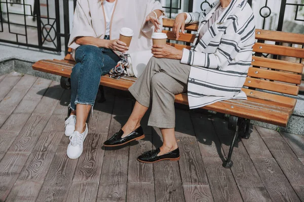 Dos elegantes amigas caucásicas sentadas al aire libre — Foto de Stock