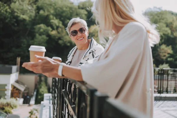 Mujer de moda contenta mirando a un amigo — Foto de Stock