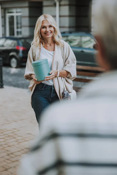 Mujer bonita alegre caminando hacia su amigo — Foto de Stock